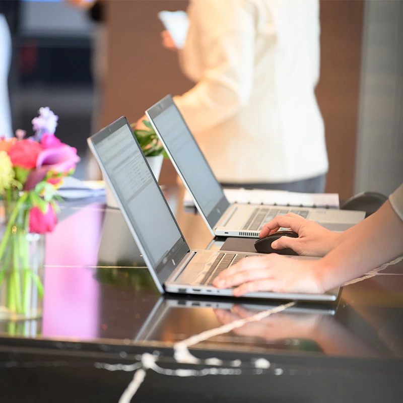 2 laptops op congreslocatie
